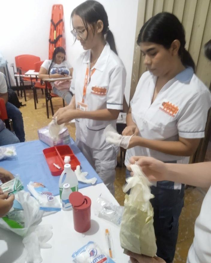 Estudiantes del programa Auxiliar de Enfermería en práctica